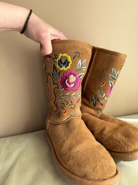 UGG Cream Shearling Lined Interior with Size Label